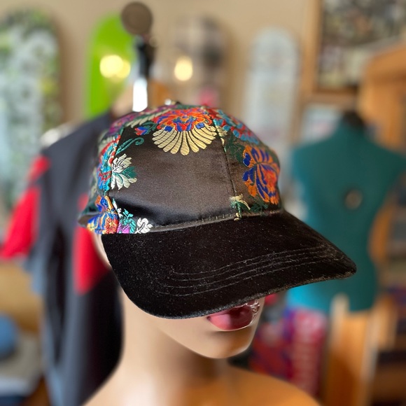 Beautiful floral silk hat shiny reflective 3D embroidery - Picture 2 of 8
